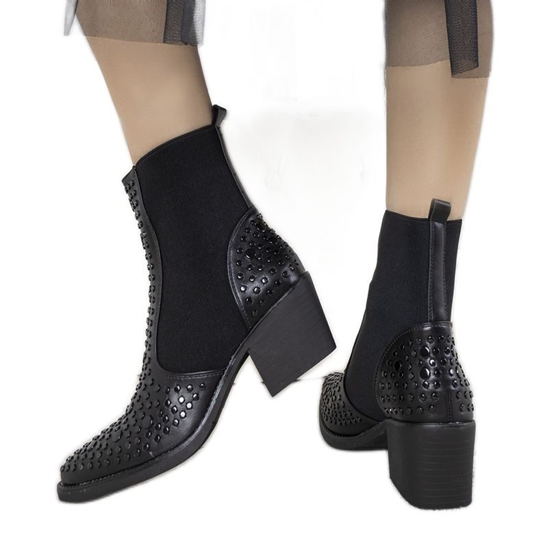 Czarne botki ozdobione ćwiekami Camus