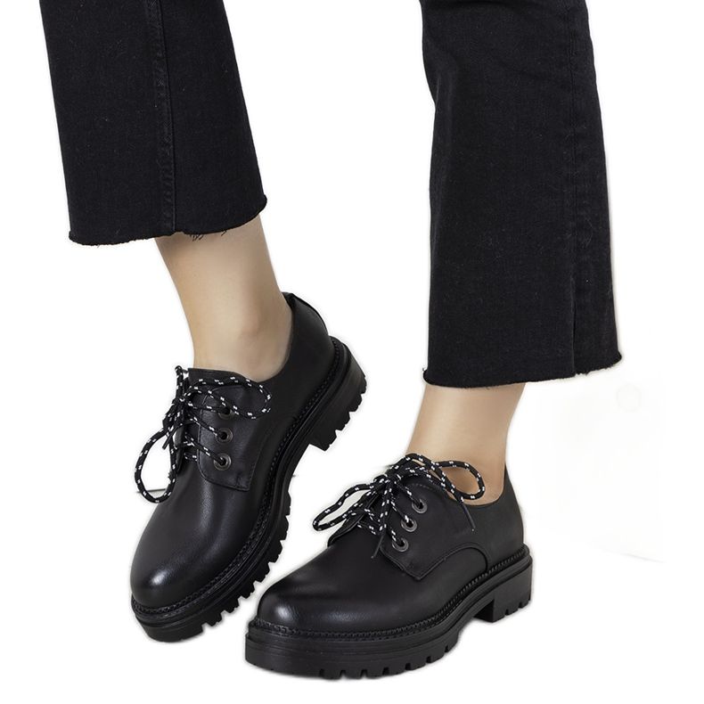 Czarne półbuty na grubej podeszwie Gingras