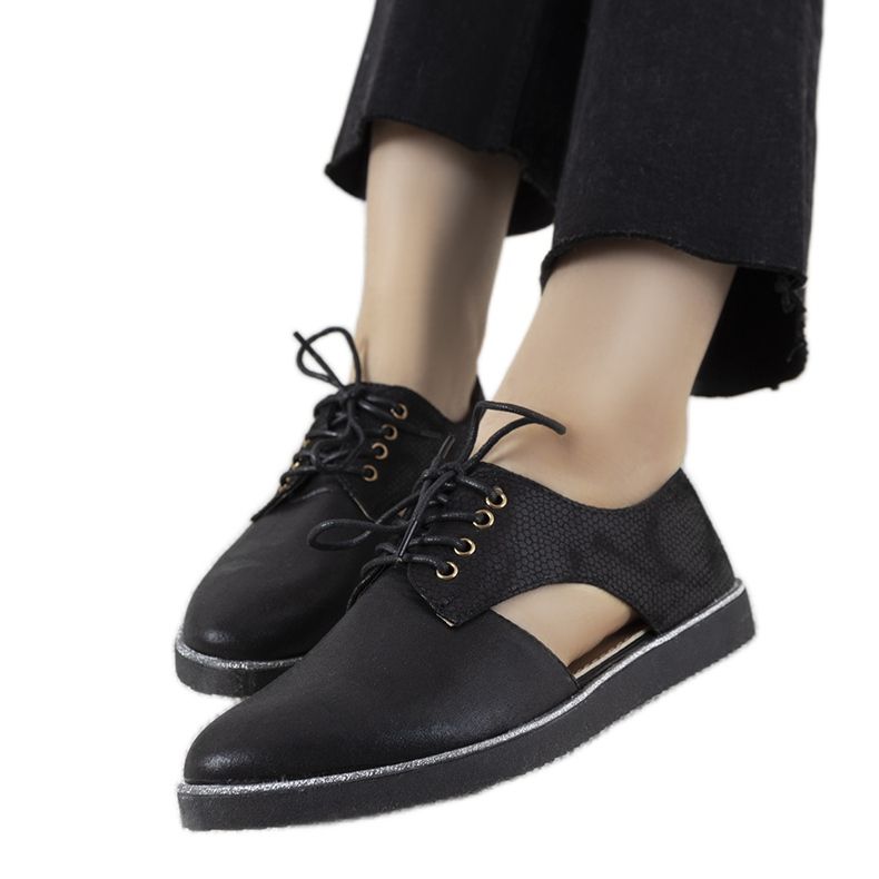 Czarne błyszczące półbuty z wycięciami Karley