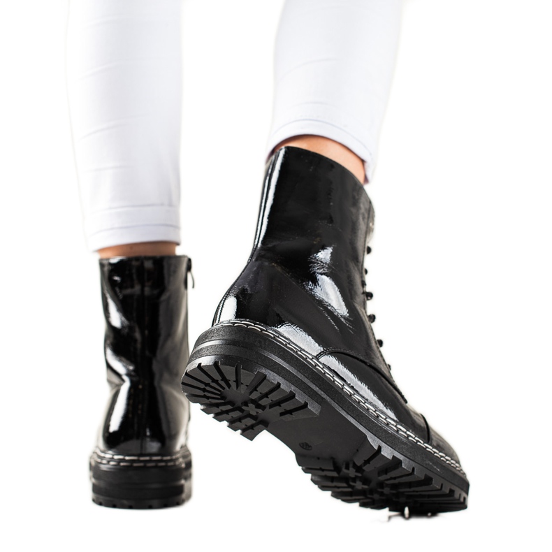 Modne lakierowane botki czarne