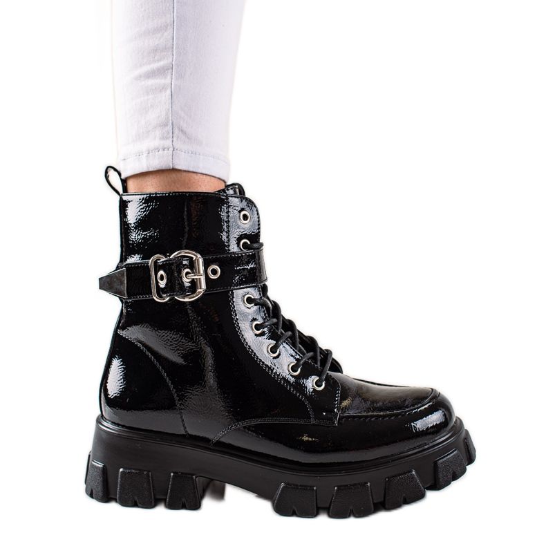 TRENDI Lakierowane Workery Ze Sprzączką czarne