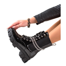 TRENDI Lakierowane Workery Z Łańcuszkami czarne