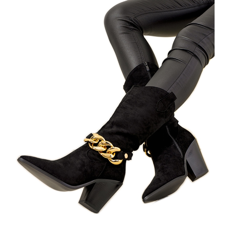 Czarne kowbojki na słupku Effie