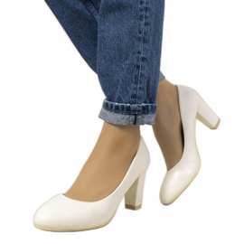 Białe czółenka na słupku Unos