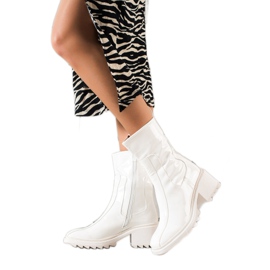 Bella Paris Białe Lakierowane Botki