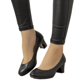 Czarne czółenka na słupku Fidel