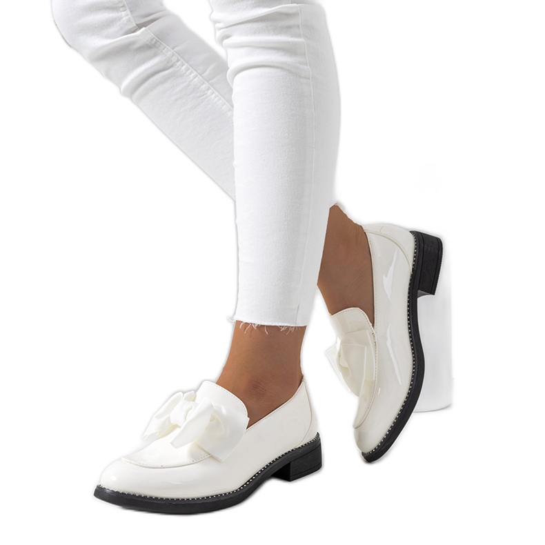 Białe lakierowane półbuty Khale