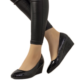 Granatowe czółenka w motywie skóry krokodyla na koturnie Wildlife