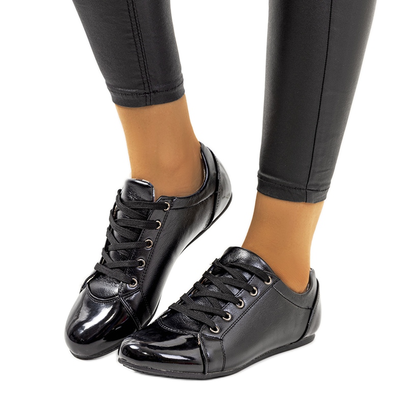 Czarne półbuty z lakierowanym noskiem Parady