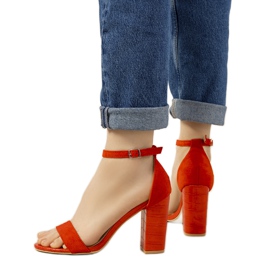 BM Czerwone czółenka na słupku z motywem węża Dolores