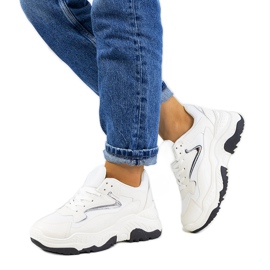Białe błyszczące sneakersy Badillo srebrny