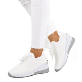 Białe sneakersy na koturnie Sabelia