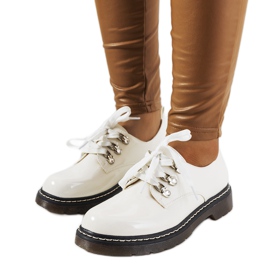 Białe lakierowane półbuty Kristina