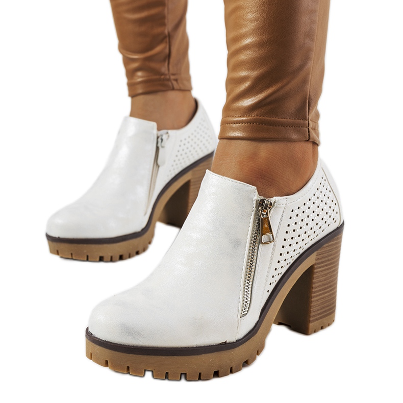 Srebrne półbuty na słupku Noemi białe