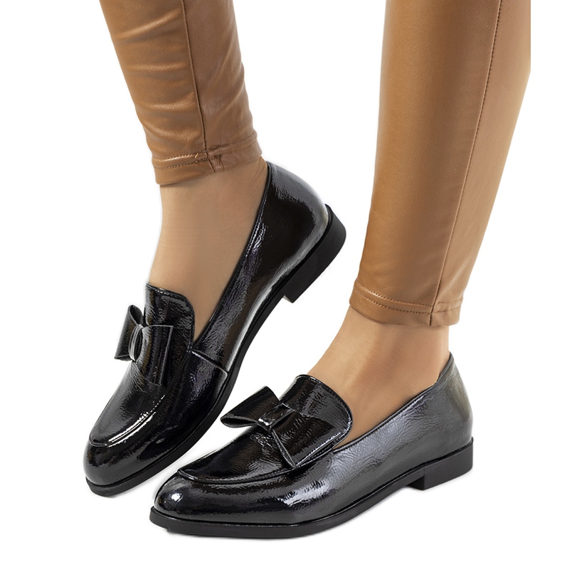 Czarne lakierowane półbuty damskie Flora