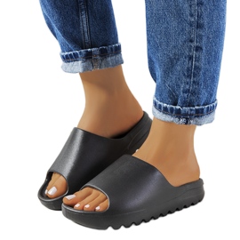 Czarne klapki gumowe Christinia