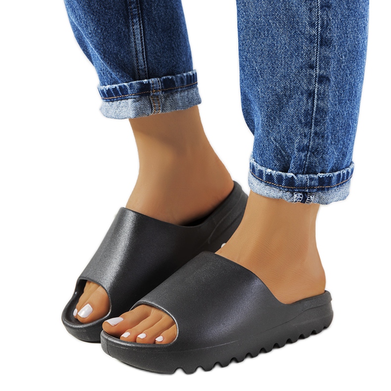 Czarne klapki gumowe Christinia