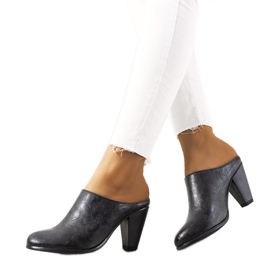 Czarne klapki na słupku Plotkin