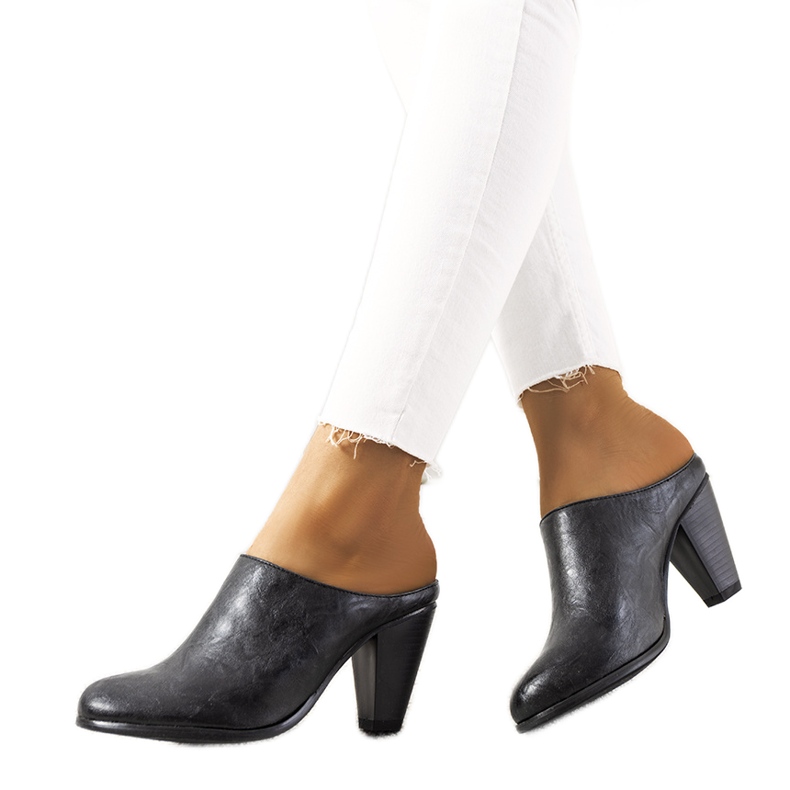 Czarne klapki na słupku Plotkin