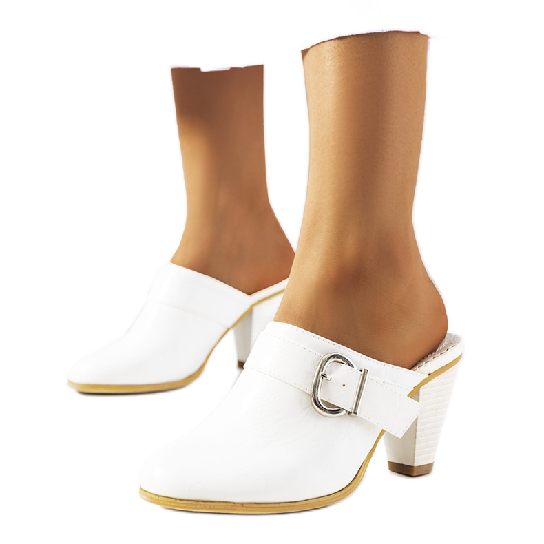 Białe klapki na obcasie Gralow