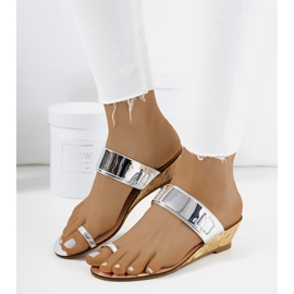 Srebrne odkryte klapki na koturnie Trentino srebrny