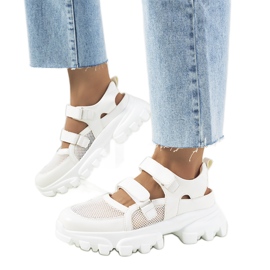 Białe sneakersy na traktorkowej podeszwie Djurs