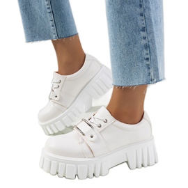 Białe półbuty na traktorowej podeszwie Sallie