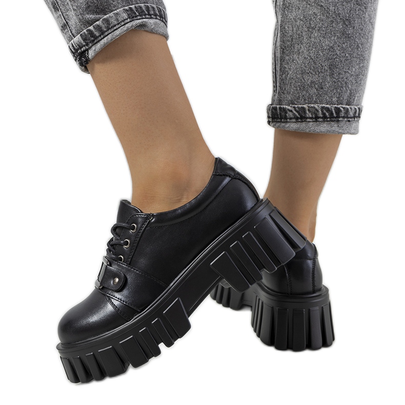 Czarne półbuty na traktorowej podeszwie Sallie