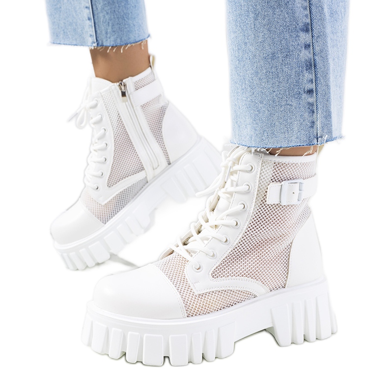 Białe botki z ażurową cholewką Potts