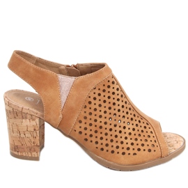 Ażurowe sandałki na słupku Assia Camel brązowe