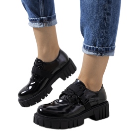 Czarne półbuty na traktorowej podeszwie Vellema