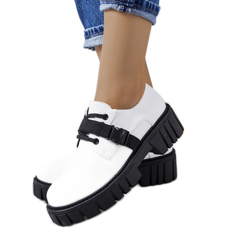 Białe półbuty na traktorowej podeszwie Marike