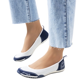 Białe ażurowe baleriny skórzane Wascana granatowe