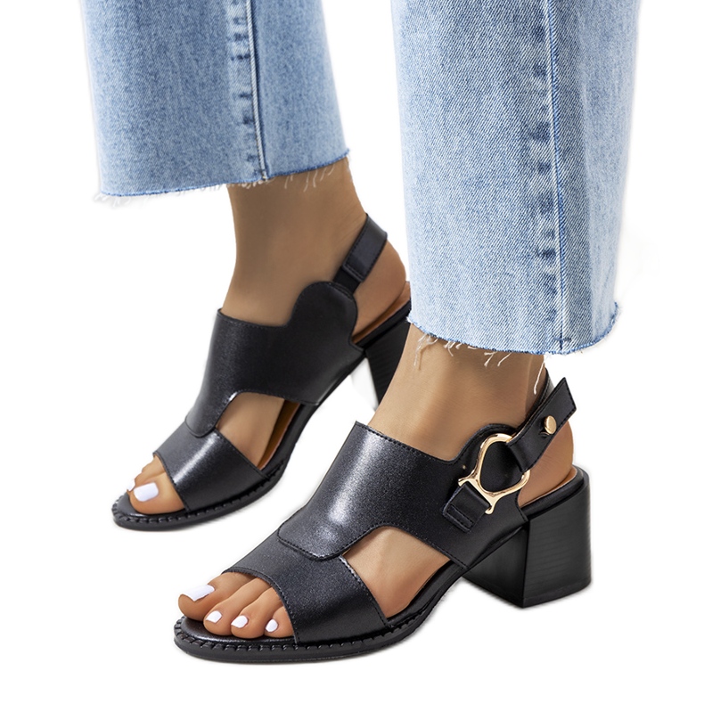 BM Czarne sandały na słupku Lamia