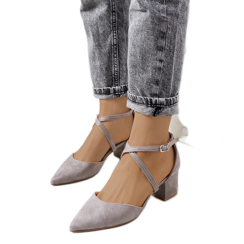 Szare czółenka na słupku Terra