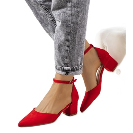 Czerwone czółenka na słupku Annely