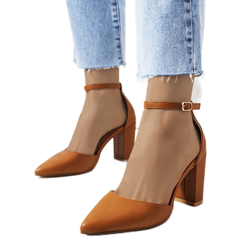 Camelowe czółenka na słupku Jorine brązowe