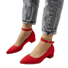 Czerwone czółenka na słupku Samira