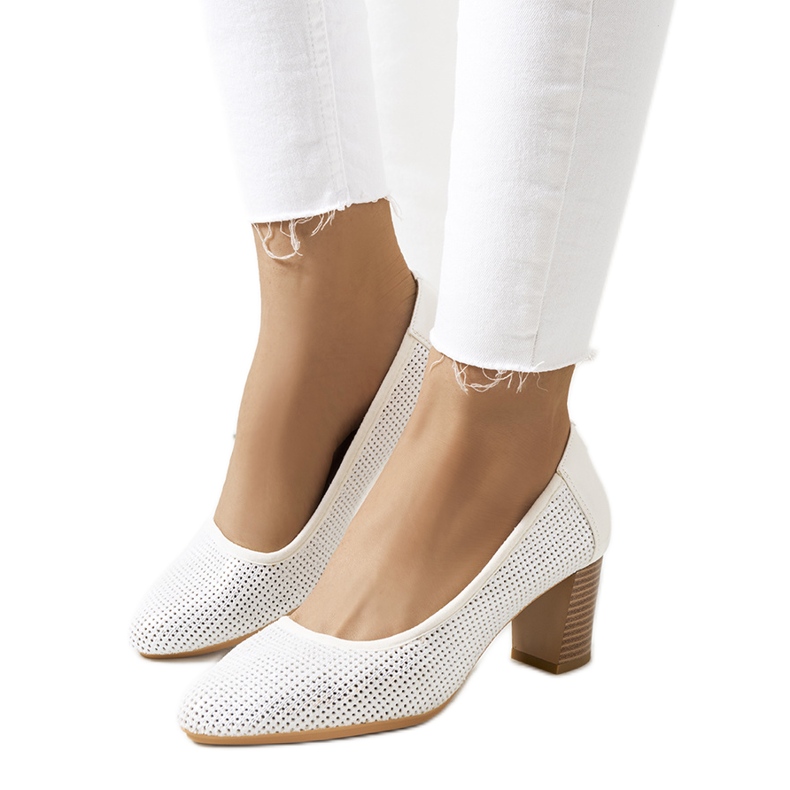 Białe czółenka ażurowe Pelders srebrny