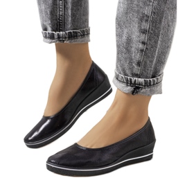 Czarne błyszczące tenisówki na koturnie Weide