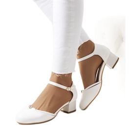 Białe czółenka na niskim słupku Lynden