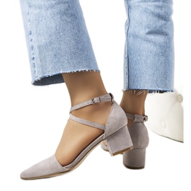 Szare czółenka na słupku Hyde