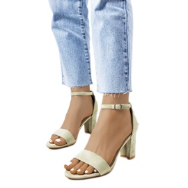 Zielone sandały na słupku Karella