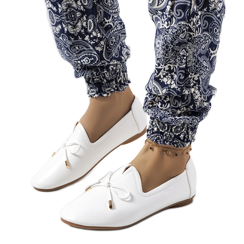 Białe mokasyny Carlsen