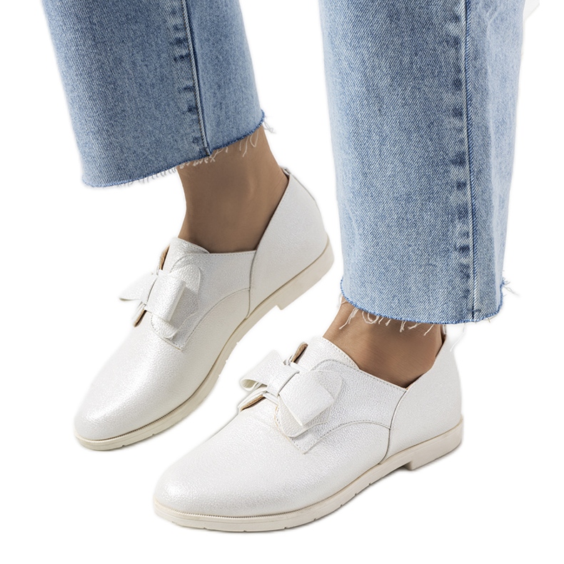 Białe półbuty z kokardką Korner