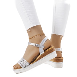 Srebrne sandały z ozdobnym paskiem Kirk srebrny