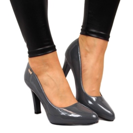 Czółenka lakierowane na słupku szare Sergio Leone