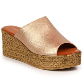 Klapki damskie na koturnie złote Vinceza złoty