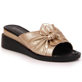 Klapki damskie na koturnie złote Vinceza złoty