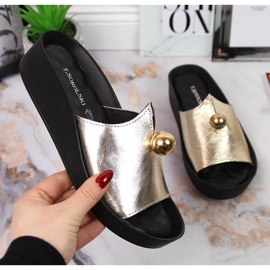 Klapki skórzane damskie z ozdobą złote T.Sokolski złoty